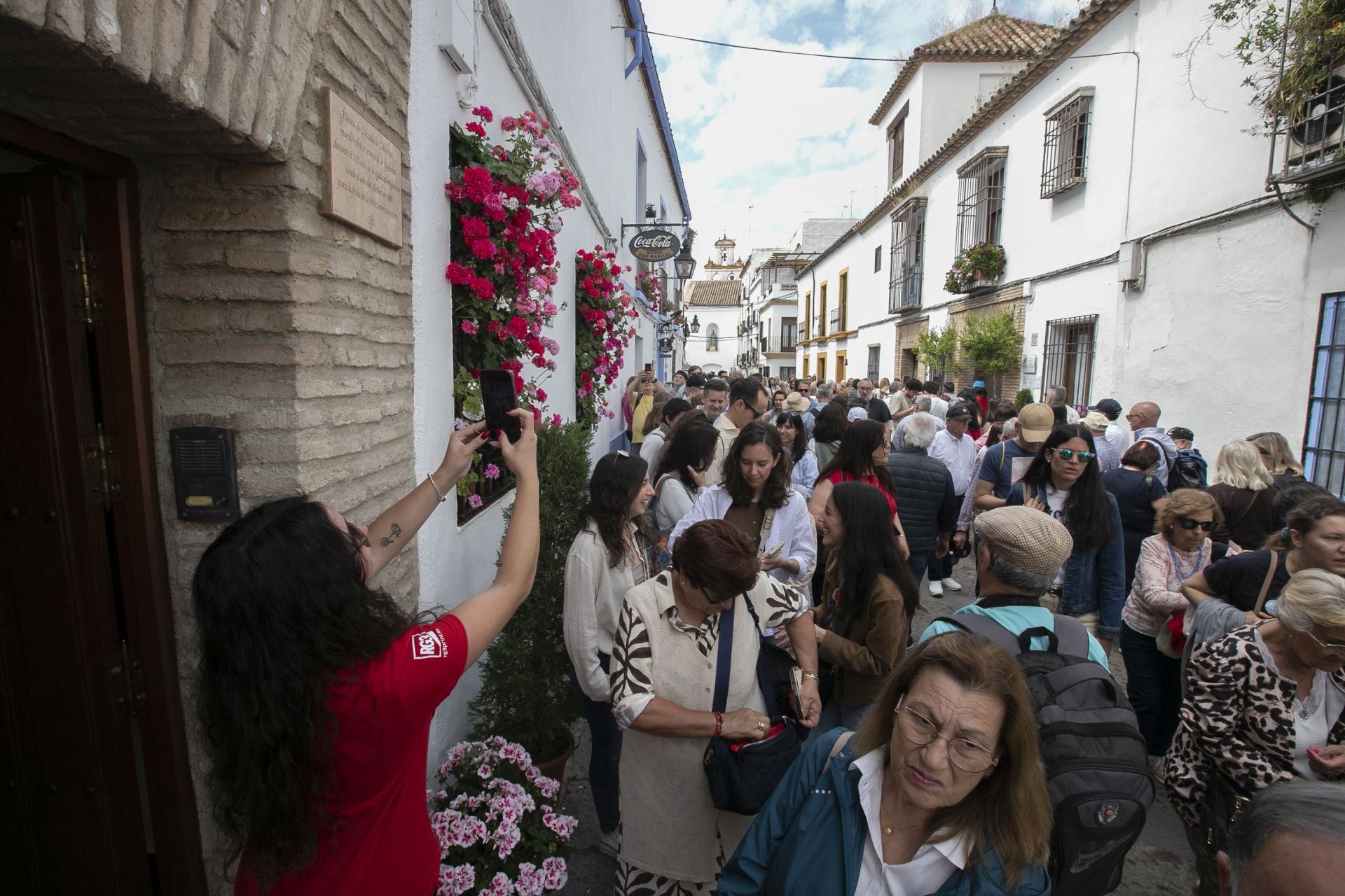 En imágenes, los abarrotados Patios de Córdoba el primer sábado del festival