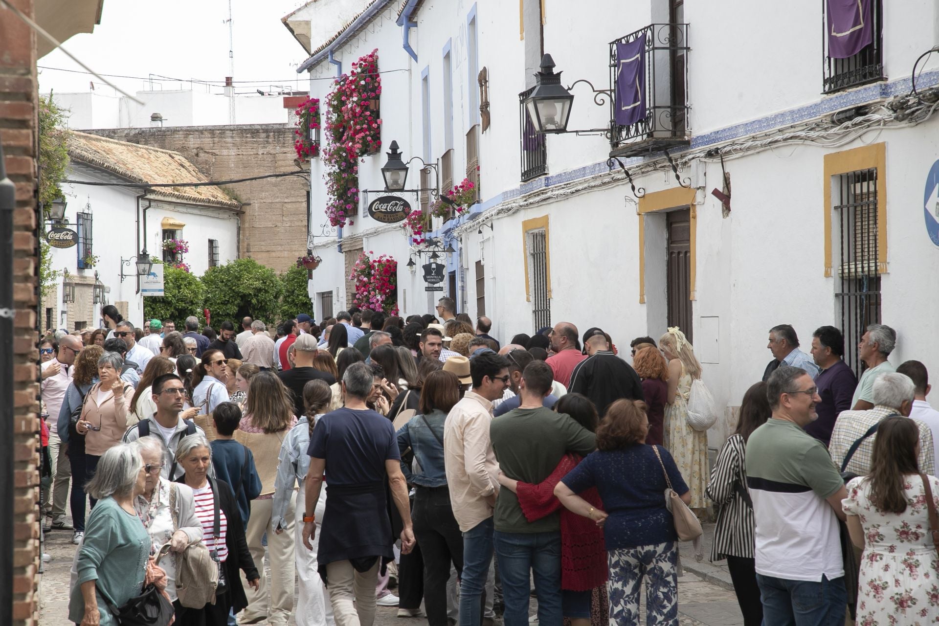 En imágenes, los abarrotados Patios de Córdoba el primer sábado del festival