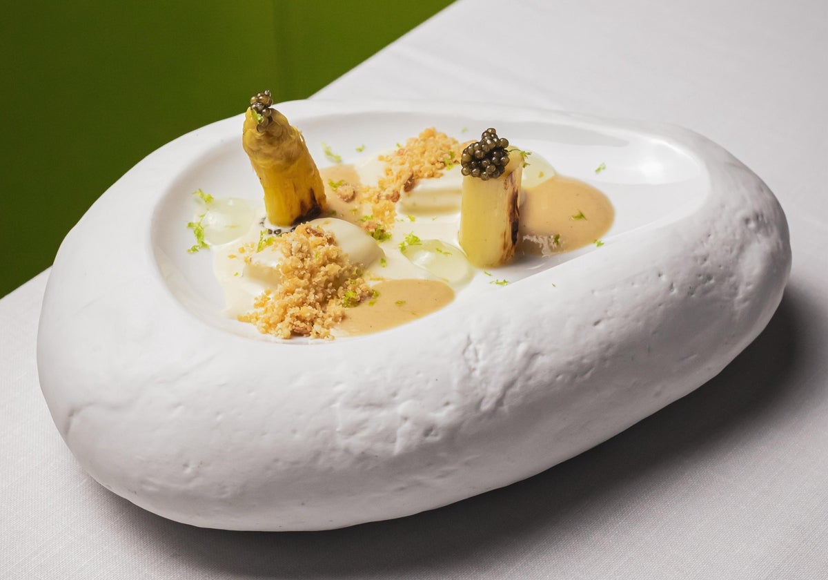 Espárrago a la brasa con pilpil de bacalao, caviar ahumado y aceite de ventresca natural que se puede degustar en ERRE&Urrechu