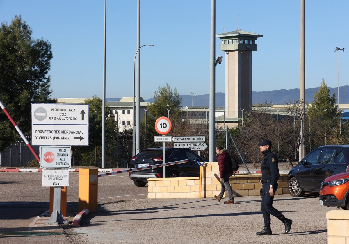 Acceso a la cárcel de Córdoba, con la torre de vigilancia al fondo