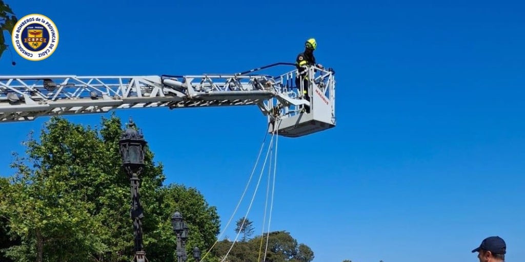 Un hombre se cae por la muralla de la Alameda de Cádiz y es rescatado por los bomberos