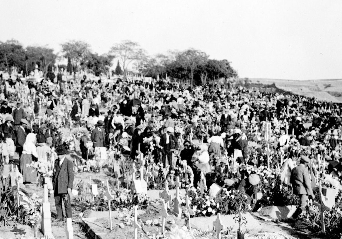 Todos los Santos en La Almudena, en el año 1916