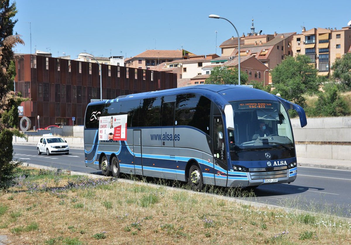 Salida desde la estación de autobuses de Toledo de un vehículo de una de las líneas