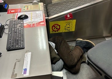 Un albergue enquistado en la T4 de Barajas: robos, sexo en lavabos y chinches