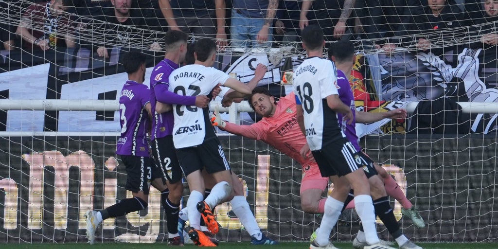 Los fallos en defensa del Córdoba CF: más de diez puntos perdidos que han alejado el play off
