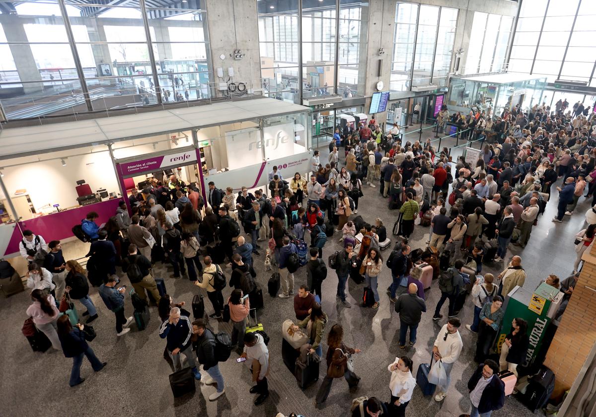 Imagen en la estación de tren el pasado lunes cuando se produjo el colapso por el robo de cable