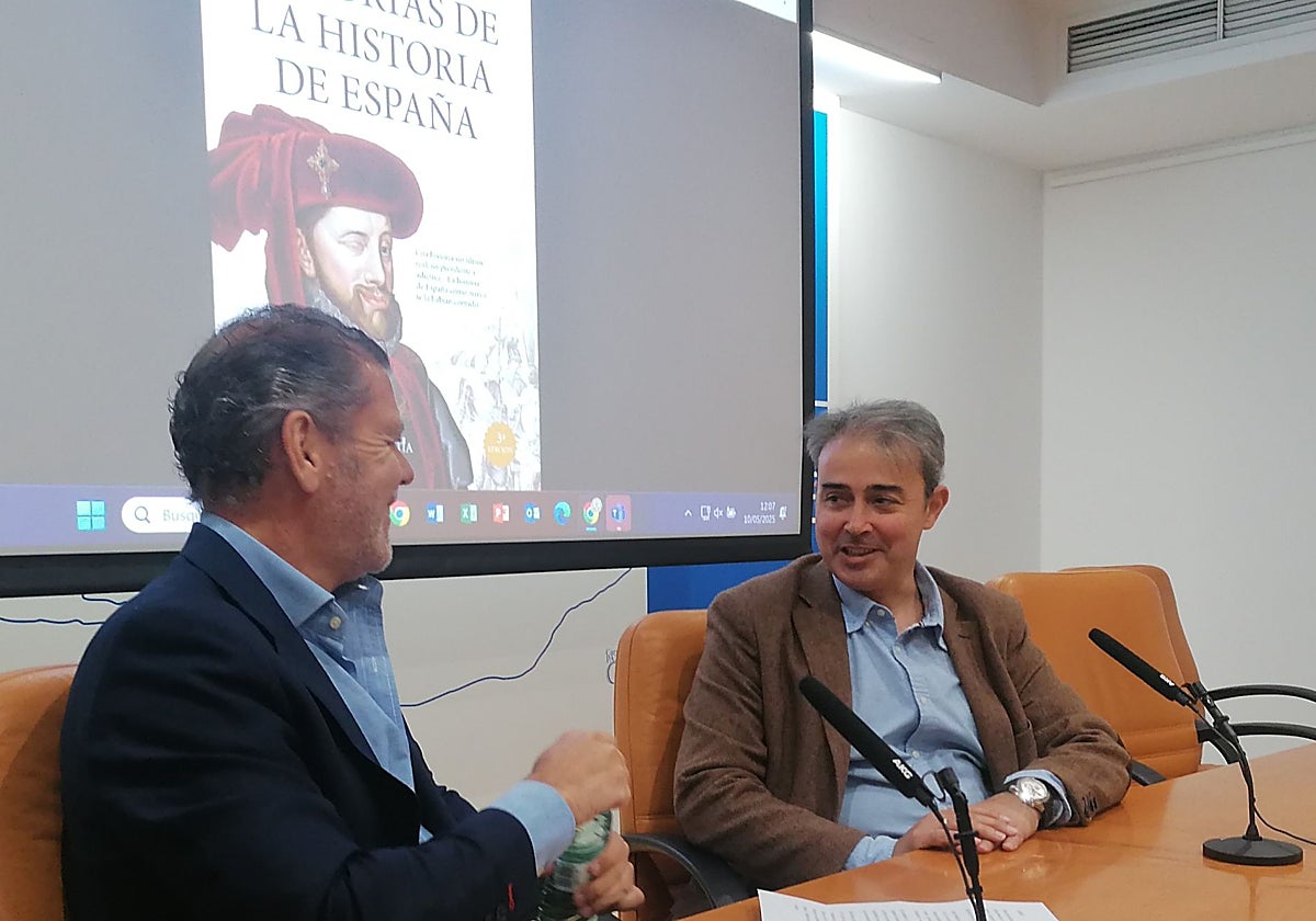 Marcelino Lominchar durante la presentación de su libro en la biblioteca regional