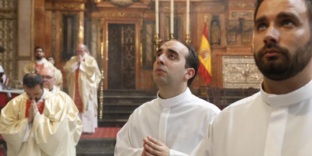 El obispo emérito ordena a cuatro diáconos en la Catedral de Córdoba