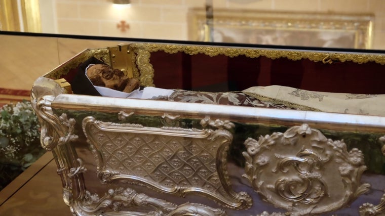 El cuerpo de Santa Teresa se expone en Alba de Tormes 111 años después
