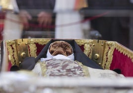 El cuerpo de Santa Teresa se expone en Alba de Tormes 111 años después