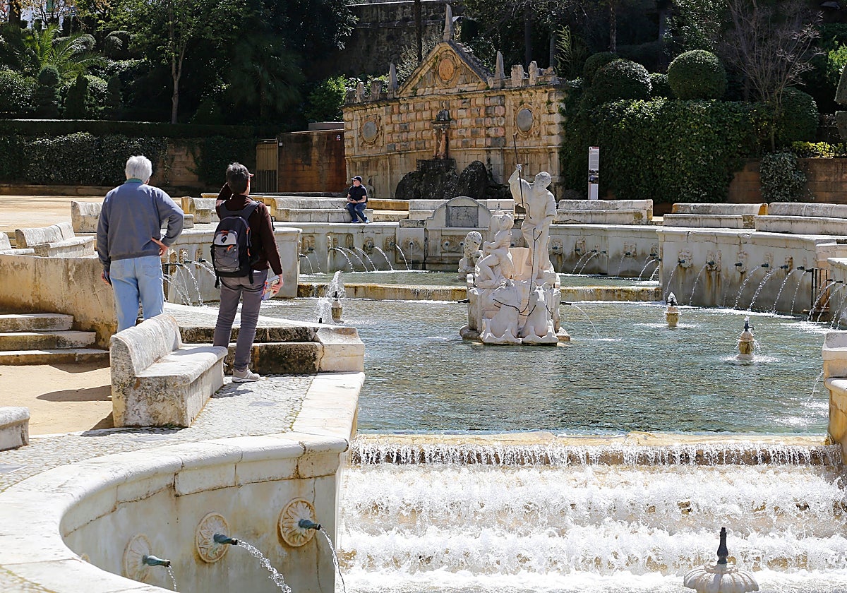 Dos turistas delante de la Fuente del Rey en Priego de Córdoba