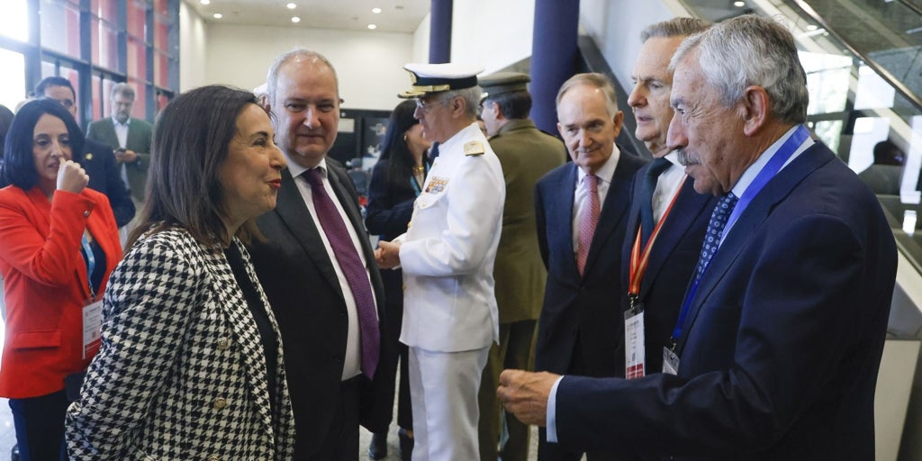 Los Ejércitos y la industria piden «certidumbres» en una feria de defensa con Robles de nuevo con perfil bajo