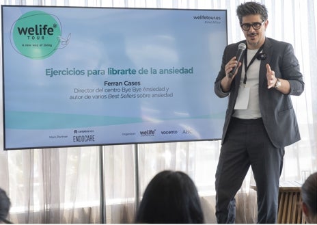 Imagen secundaria 1 - Diversos momentos de la sesión: Sandra Arnaiz ofreciendo una meditación con sonido a todos los asistentes; Ferran Cases durante su ponencia donde ofreció herramientas para combatir la ansiedad; y Conchita Vidales durante su charla sobre salud intestinal y microbiota
