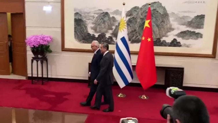 El canciller uruguayo resalta la "vía ascendente" de lazos con China pese a cambios políticos