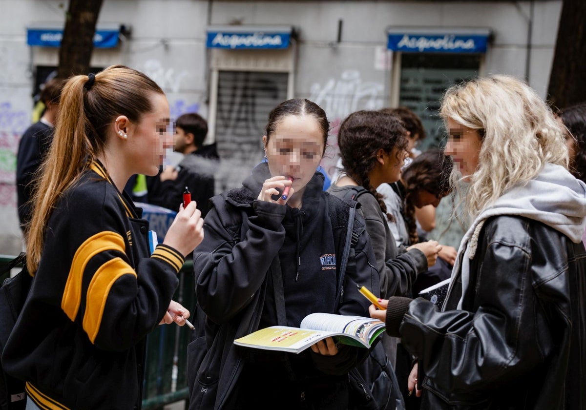 Varias adolescentes, a la salida de un centro educativo madrileño