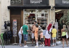 El Ayuntamiento lanza una campaña de 5.000 bonos comercio para reactivar la economía de un barrio de Valencia