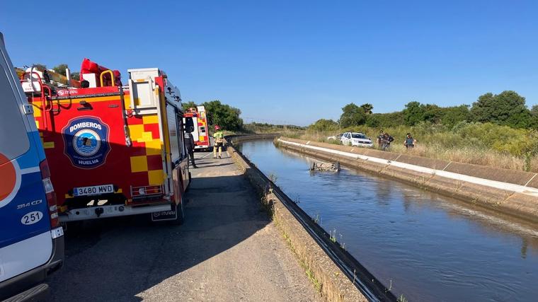 Investigan la muerte de tres jóvenes hallados en el interior de un coche en un canal de una carretera de Huelva