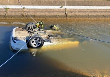 Bomberos rescatando el coche hundido en un canal de Cartaya