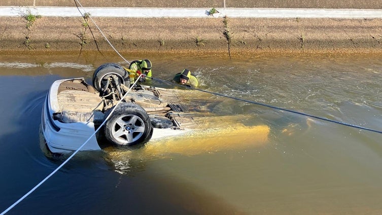 Investigan la muerte de tres jóvenes hallados en el interior de un coche en un canal de una carretera de Huelva