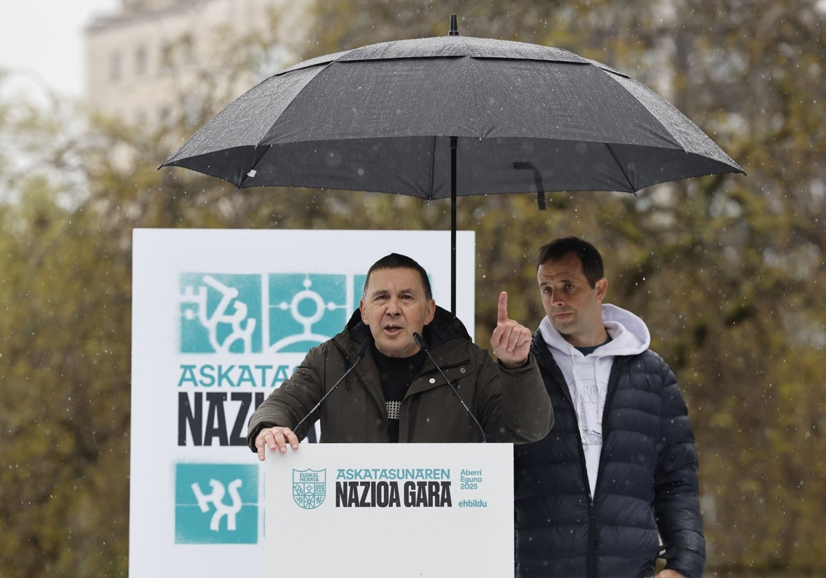 El coordinador general de Bildu, Arnaldo Otegi, en Pamplona, celebrando el Aberri Eguna el pasado abril