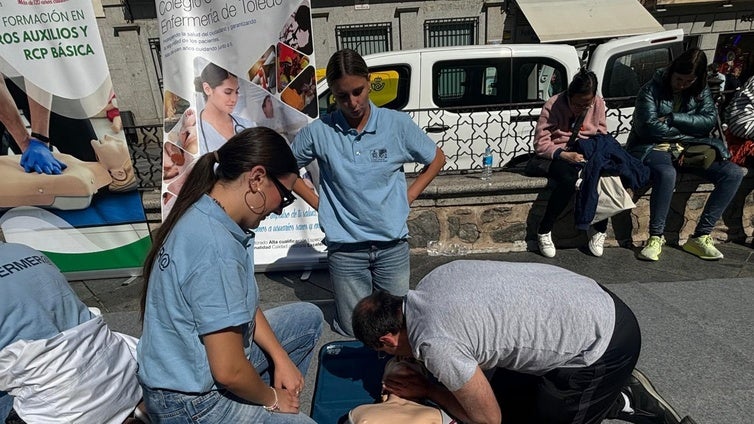 La enfermería toledana sale a la calle para difundir la ciencia del cuidado y reivindicar a la profesión