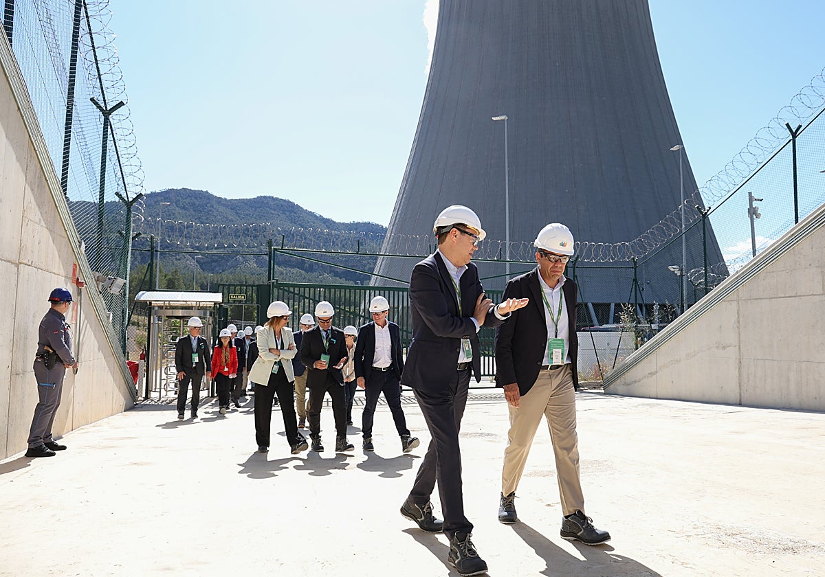 Imagen del presidente de la Generalitat, Carlos Mazón, en la central nuclear de Cofrentes (Valencia)