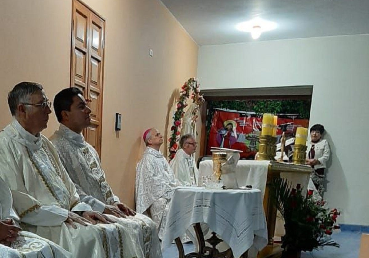 El Papa, en el centro, en la comunidad carmelita de Chiclayo.