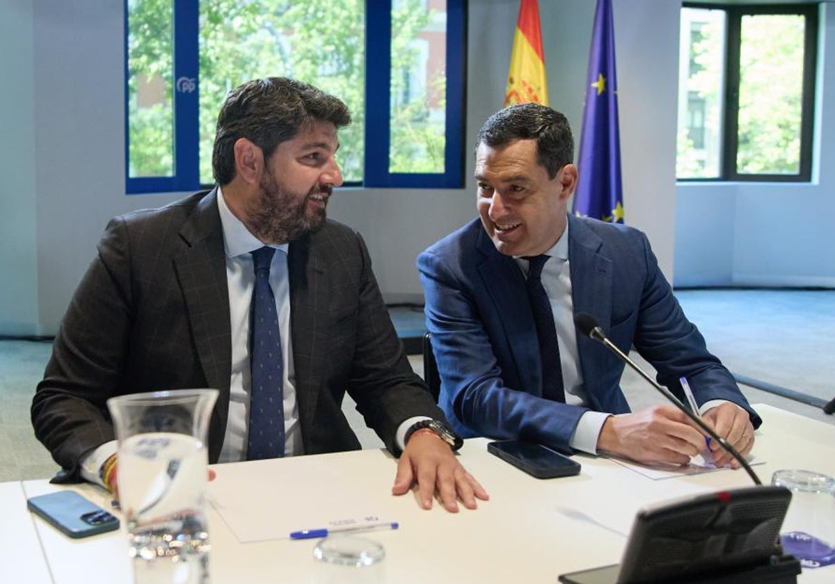 El presidente de la Junta de Andalucía, Juanma Moreno (derecha), charla con el presidente de la Región de Murcia, Fernando López Miras, este lunes