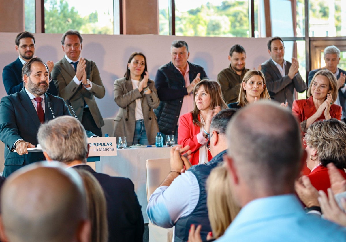 Núñez recibe el aplauso del Comité Ejecutivo Autonómico del PP, al que ha asistido Cuca Gamarra