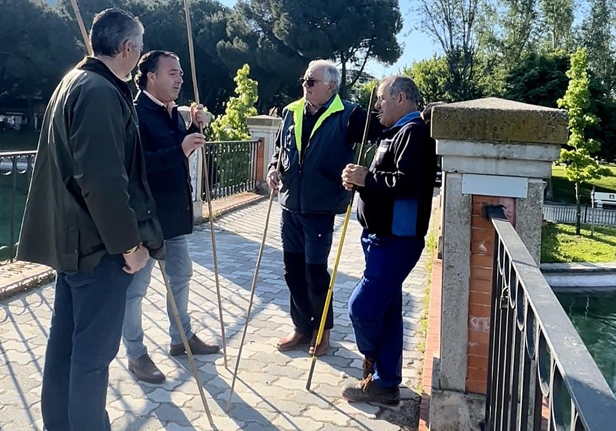 Moreno y Sánchez han acompañado a los patos a su regreso al estanque