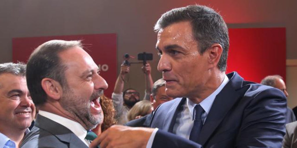 El PSOE elude enfrentarse a Ábalos tras la publicación de sus wasaps con Sánchez