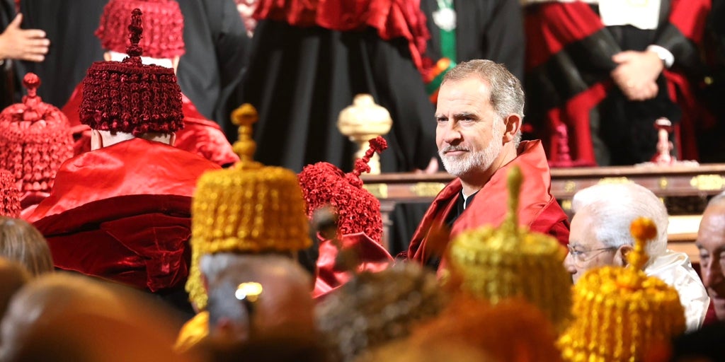 El Rey, investido Honoris Causa en Coímbra: «Es el momento de la Europa unida y no de la Europa de las diferencias»