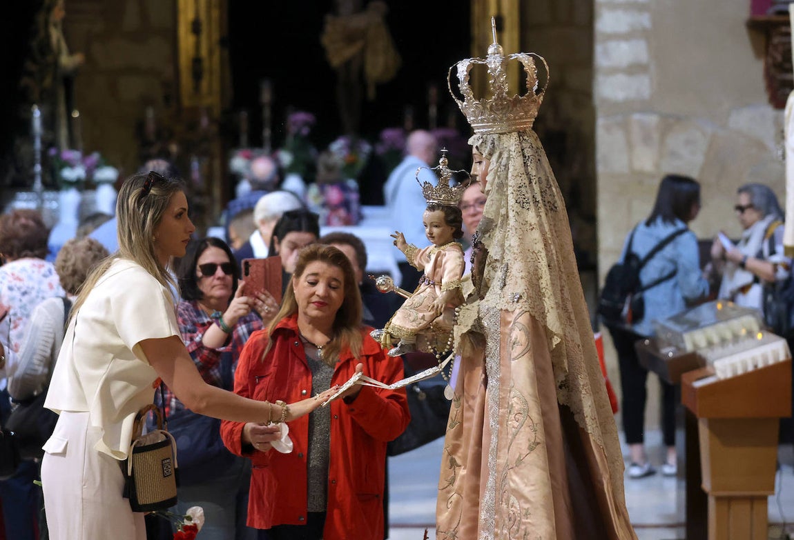 El besamanos a la Virgen de los Remedios en Córdoba, en imágenes