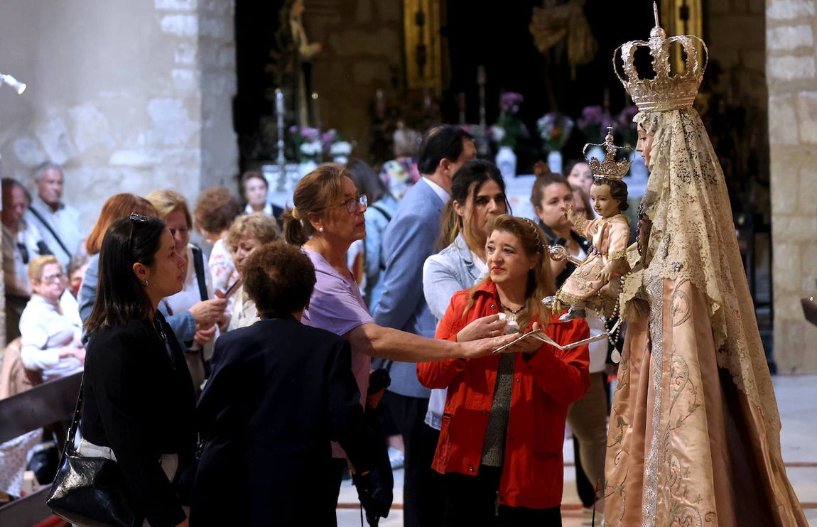 El besamanos a la Virgen de los Remedios en Córdoba, en imágenes