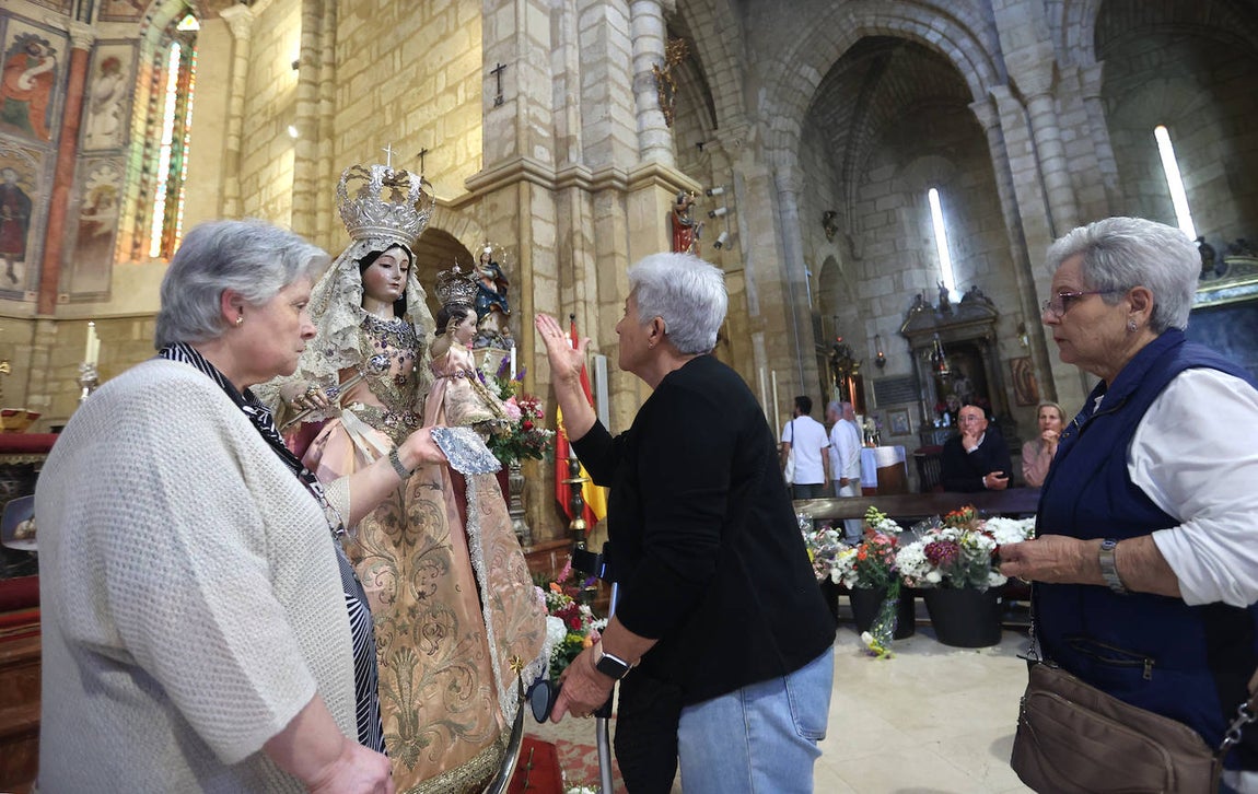 El besamanos a la Virgen de los Remedios en Córdoba, en imágenes