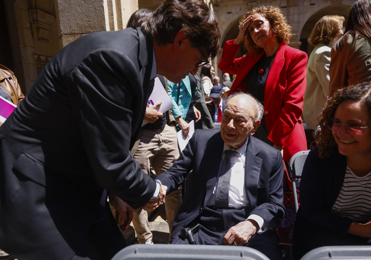 Salvador Illa, presidente de la Generalitat, saluda a Jordi Pujol, este martes, antes de la firma del Pacto Nacional por la Lengua en Barcelona