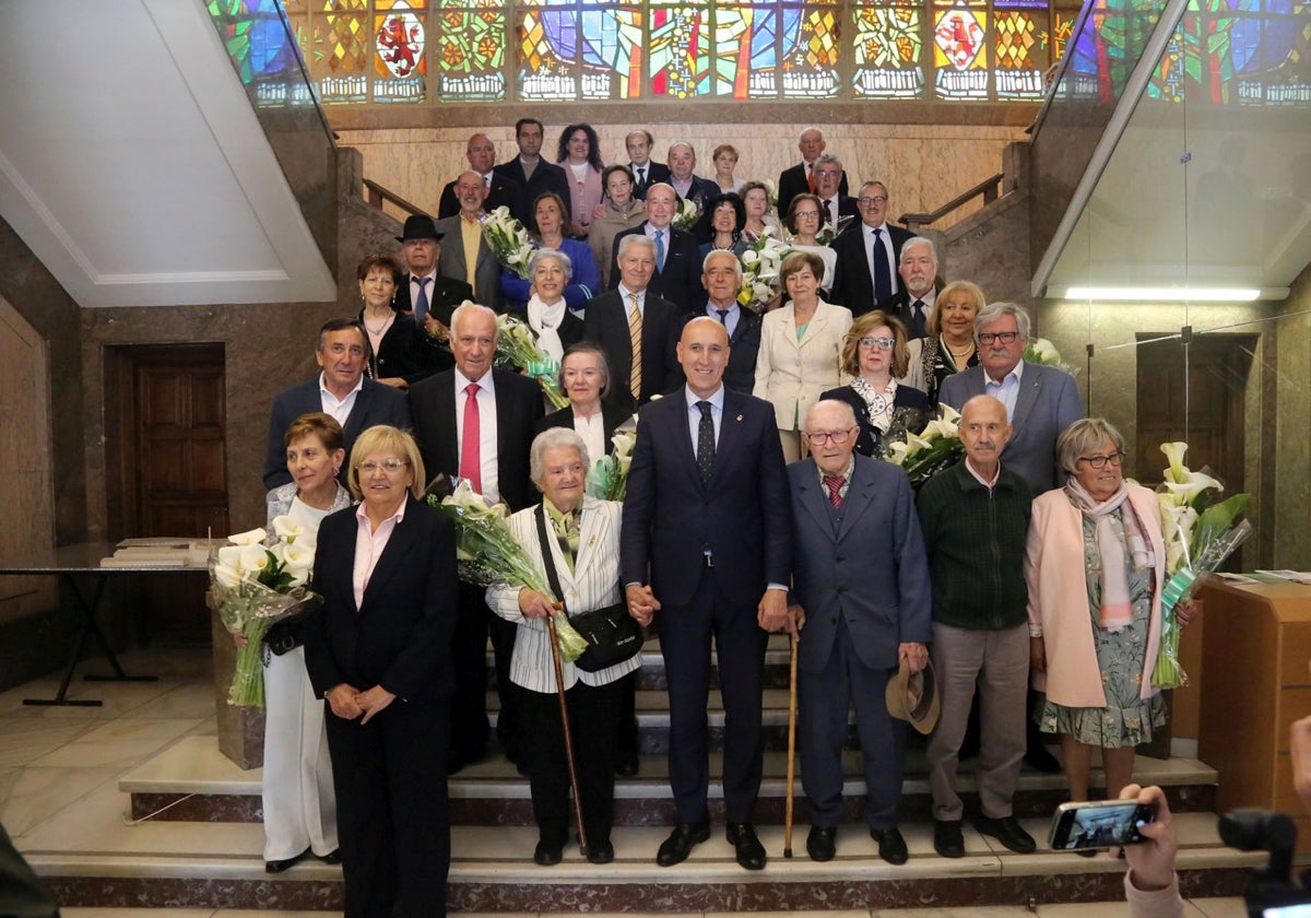 Homenaje en el Ayuntamiento de León a 15 parejas que cumplen los 50 y 60 años de casados