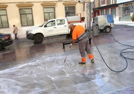 El Ayuntamiento de Lucena externalizará ocho de las doce zonas en las que divide la limpieza viaria