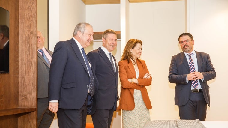 Visitando una de las habitaciones del parador