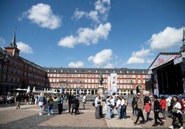 Rehabilitar fachadas, reordenar terrazas y más bancos y parques: así es el Plan Director de la Plaza Mayor de Madrid