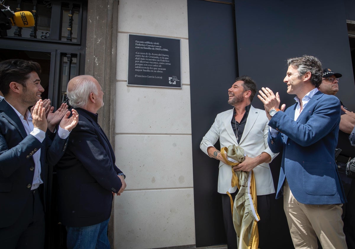 Miguel Poveda descubre la placa en la fachada del edificio donde vivió Lorca