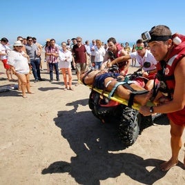 Simulacro de rescate en una playa española.