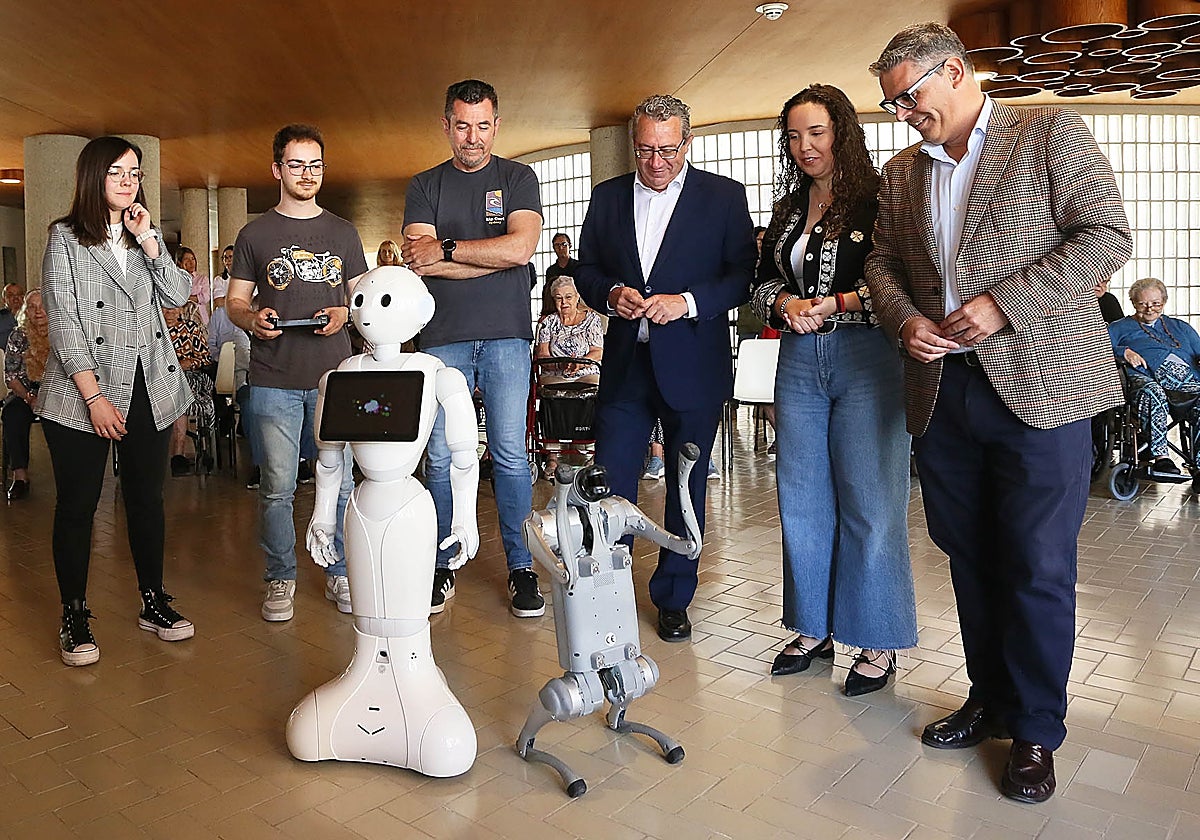 El presidente de la Diputación de Alicante, Toni Pérez, en la presentación del proyecto de terapia con robots en el Hogar Provincial