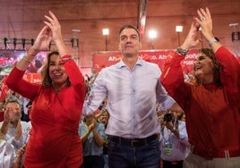 El líder del PSOE, Pedro Sánchez, junto a la entonces secretaria general del PSOE-A, Susana Díaz, y la ministra María Jesús Montero, en un mitin en Sevilla en 2019