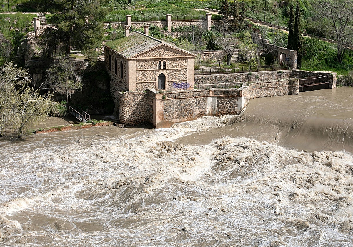 Vista del Tajo a su paso por la ciudad de Toledo