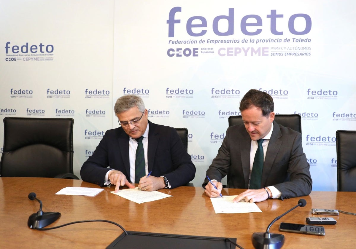 El alcalde de Toledo, Carlos Velázquez, y el presidente de Fedeto, Javier de Antonio Arribas, firmaron ayer el protocolo de adhesión de la patronal toledana a la candidatura