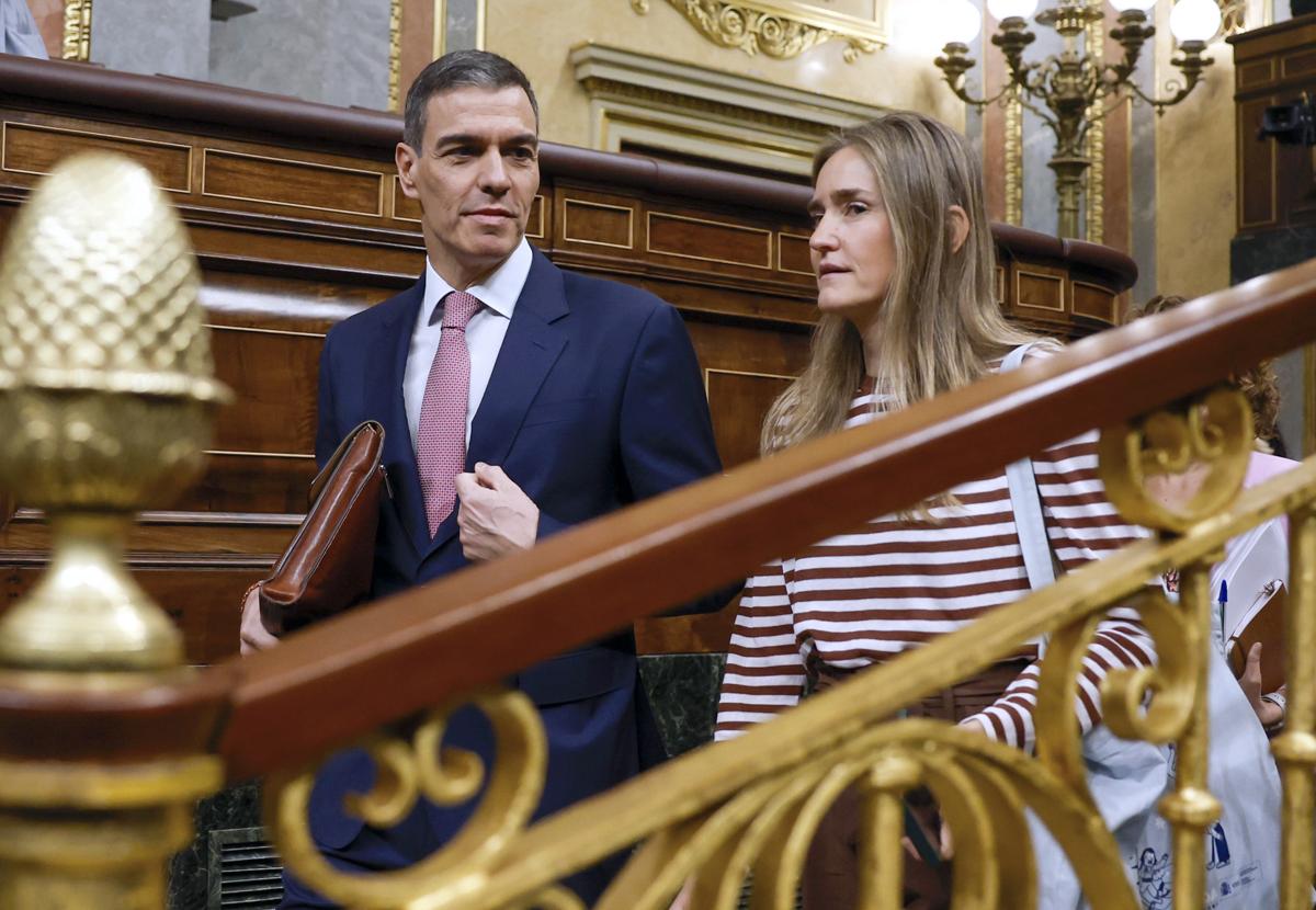El presidente del Gobierno, Pedro Sánchez, y la vicepresidenta tercera y ministra para la Transición Ecológica y el Reto Demográfico, Sara Aagesen, a su llegada a la sesión de control al Ejecutivo, este miércoles