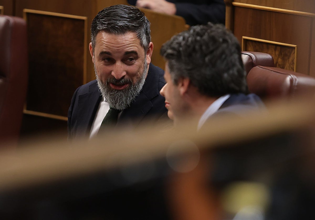 El presidente de Vox, Santiago Abascal, conversa con sus compañeros de escaño en el Congreso