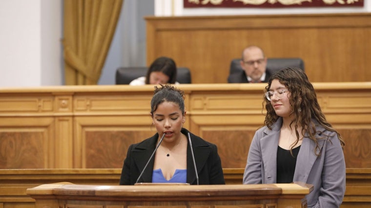 Daniela y Claudia, antes amigas y ahora hermanas, ofrecen su testimonio en las Cortes regionales