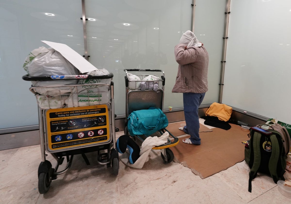 Lidia, peruana de 48 años, oculta su rostro en la T4 de Barajas, donde vive desde hace tres meses